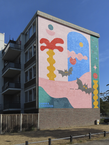 902531 Gezicht op de muurschildering gemaakt door Samira Charroud, op de zijgevel van een flatgebouw aan de ...